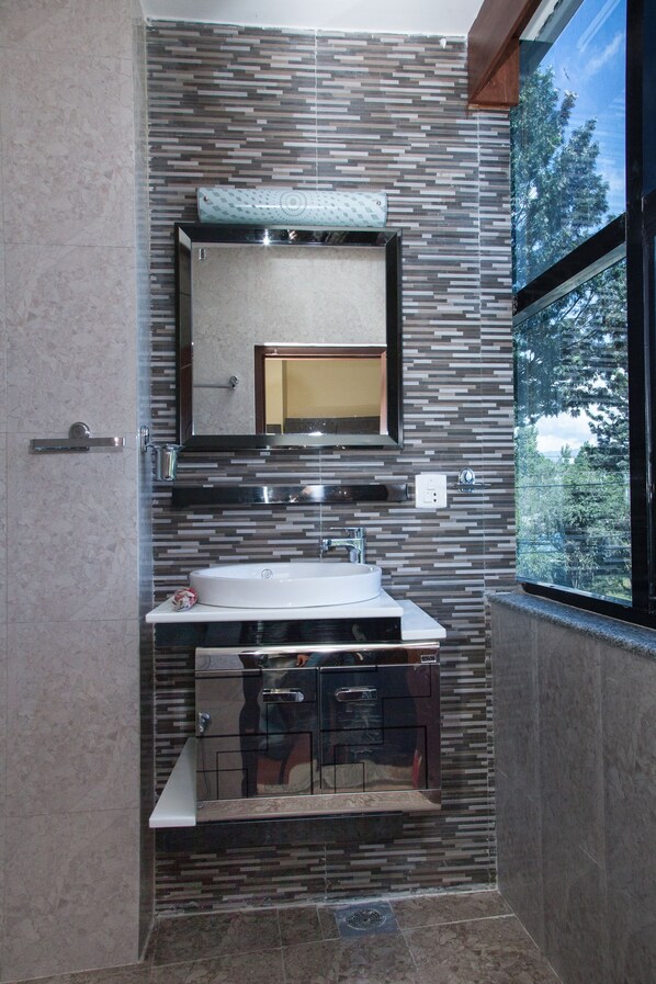 Deluxe Room, 1 Queen Bed | Bathroom sink