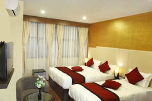 Chambre triple, Plusieurs lits, salle de bain privée | 1 chambre, minibar, coffre-fort, bureau