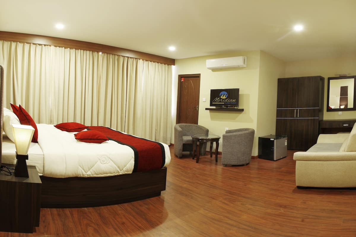 Suite, bagno in camera | Area soggiorno | TV a schermo piatto 21 pollici con canali via cavo, TV