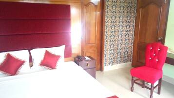 Executive Single Room, 1 King Bed, City View, Lakeside | 1 bedroom, minibar, in-room safe, individually decorated