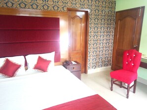 Executive Single Room, 1 King Bed, City View, Lakeside | 1 bedroom, minibar, in-room safe, individually decorated