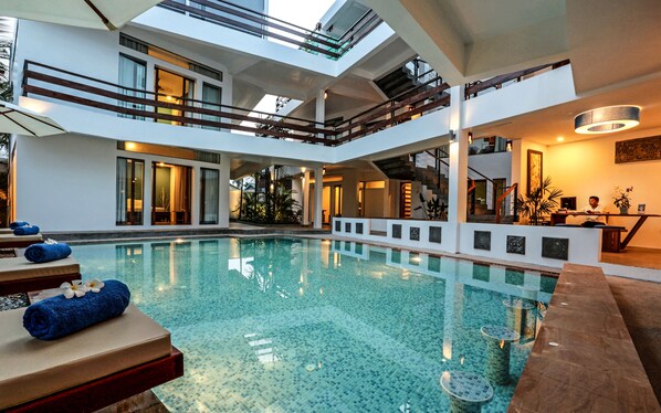 Piscina externa, guarda-sóis, espreguiçadeiras