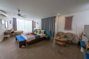 Grand suite (with Free Khmer Massage 30 mn) | 1 slaapkamer, luxe beddengoed, een minibar, een kluis op de kamer