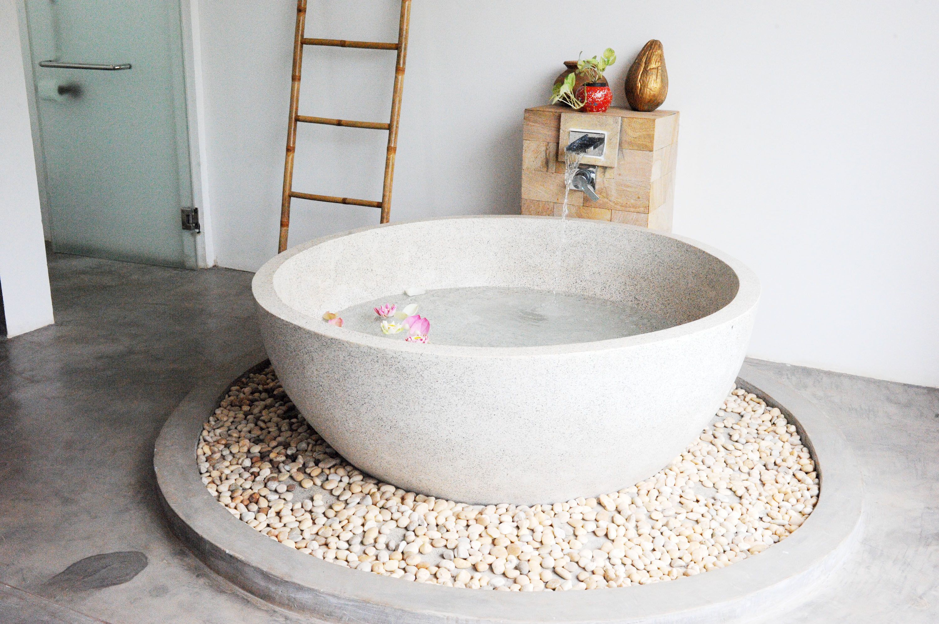 grand suite with free khmer massage 30 mn | bathroom | combined shower/bathtub, deep-soaking bathtub, free toiletries