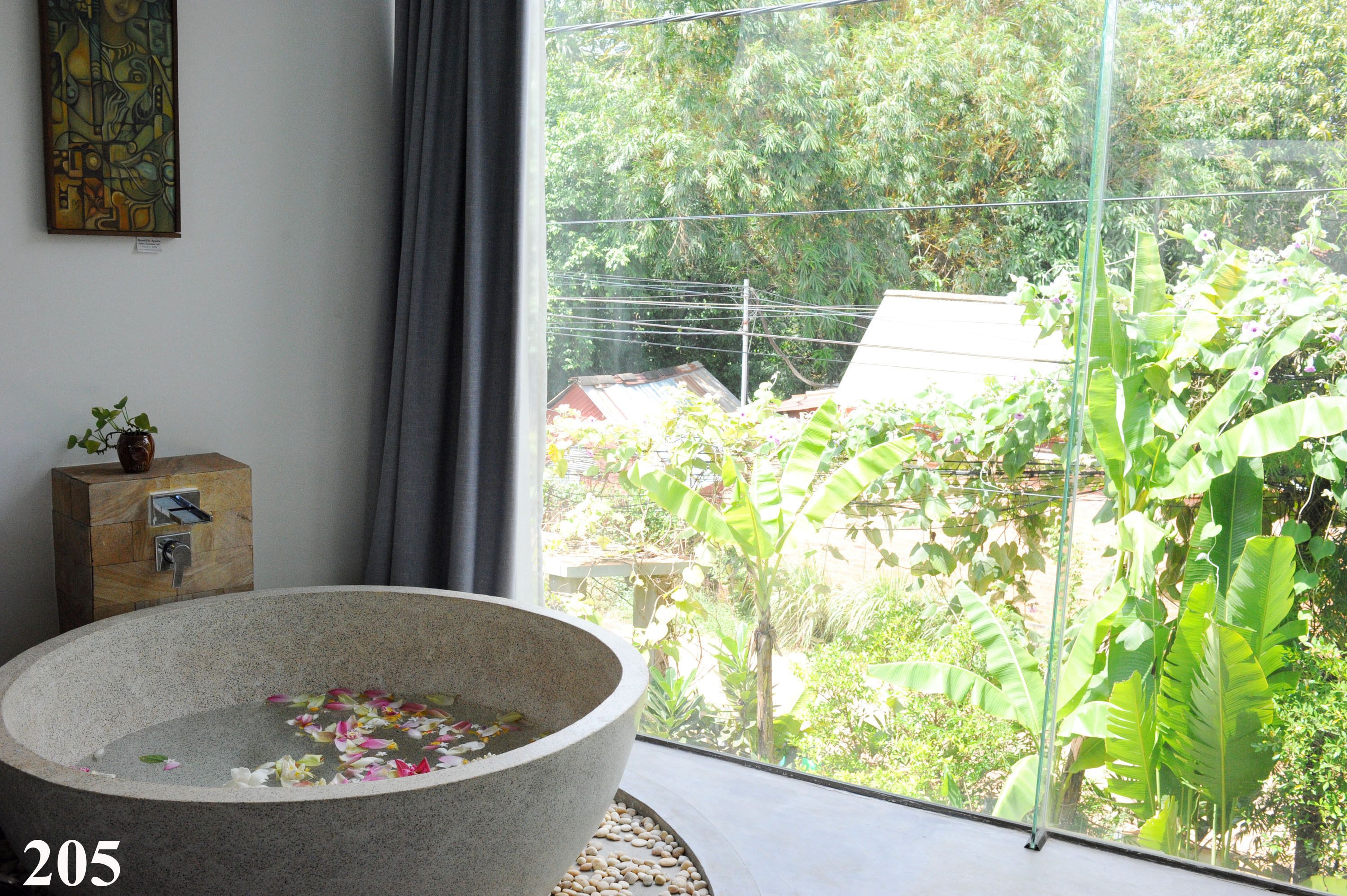 grand suite with free khmer massage 30 mn | bathroom | combined shower/bathtub, deep-soaking bathtub, free toiletries