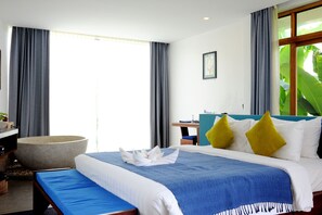 Grand suite (with Free Khmer Massage 30 mn) | 1 slaapkamer, luxe beddengoed, een minibar, een kluis op de kamer