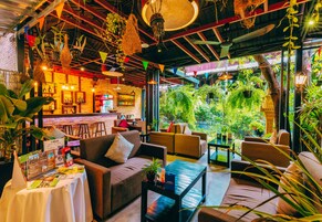 Pool views, serves breakfast, lunch, and dinner