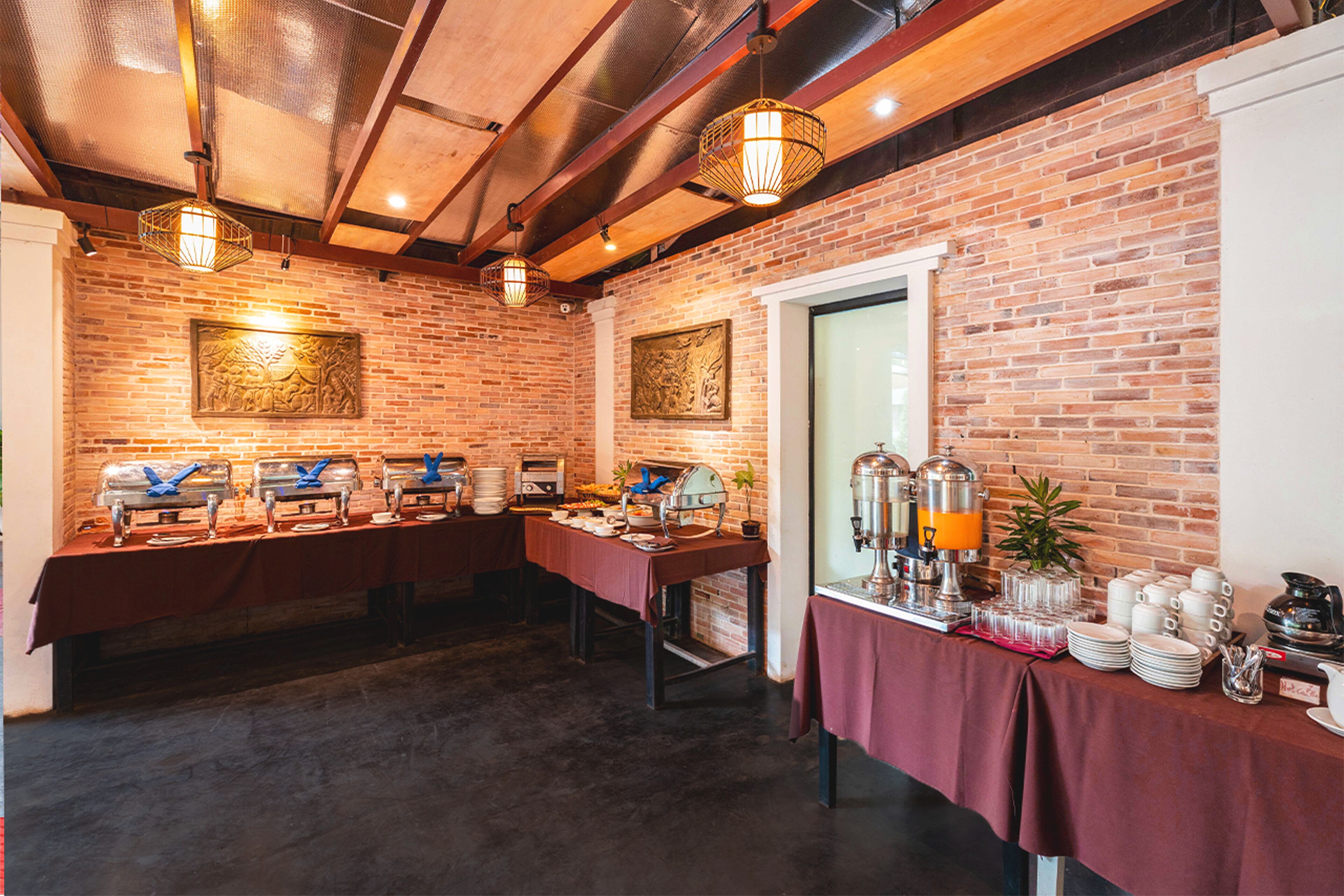 breakfast, lunch, dinner served; international cuisine, pool views