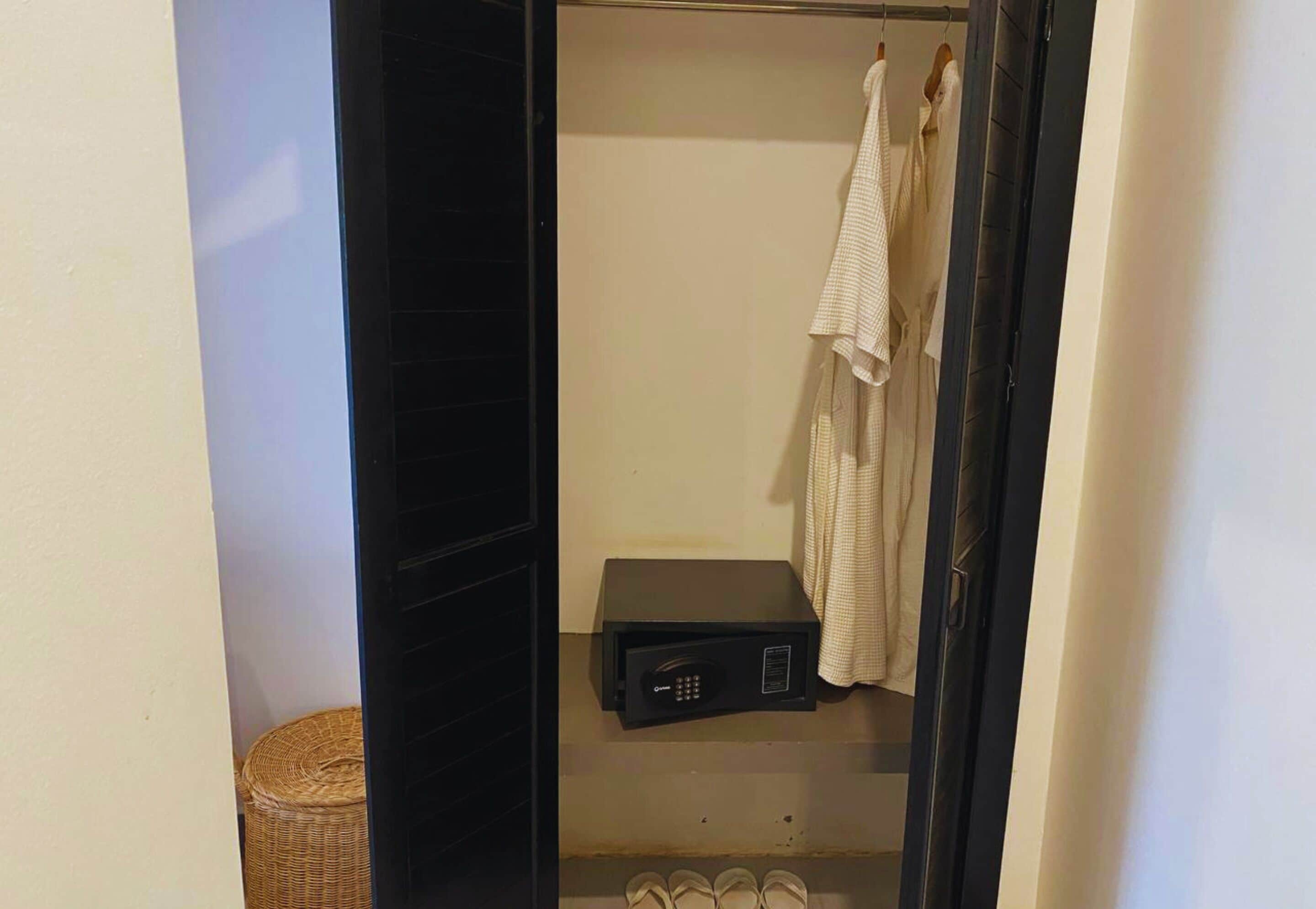 Deluxe Family Pool Access | Wardrobe