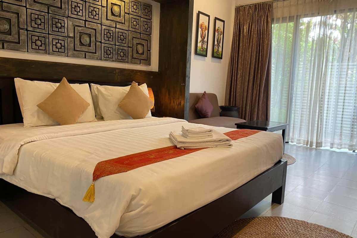 Deluxe suite, uitzicht op tuin | 1 slaapkamer, lakens van Egyptisch katoen, luxe beddengoed