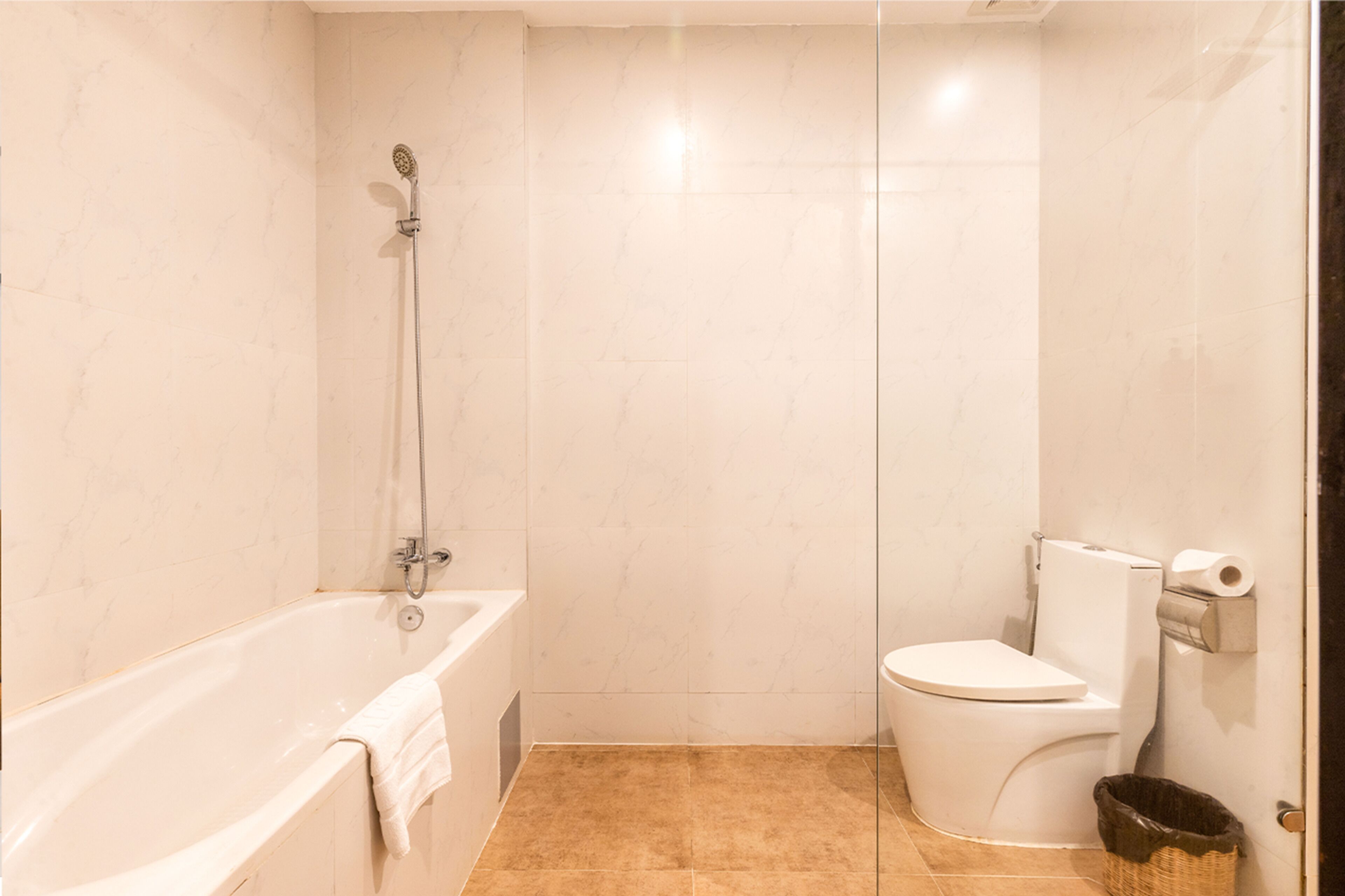 Une salle de bain avec une baignoire, des toilettes et une douche.