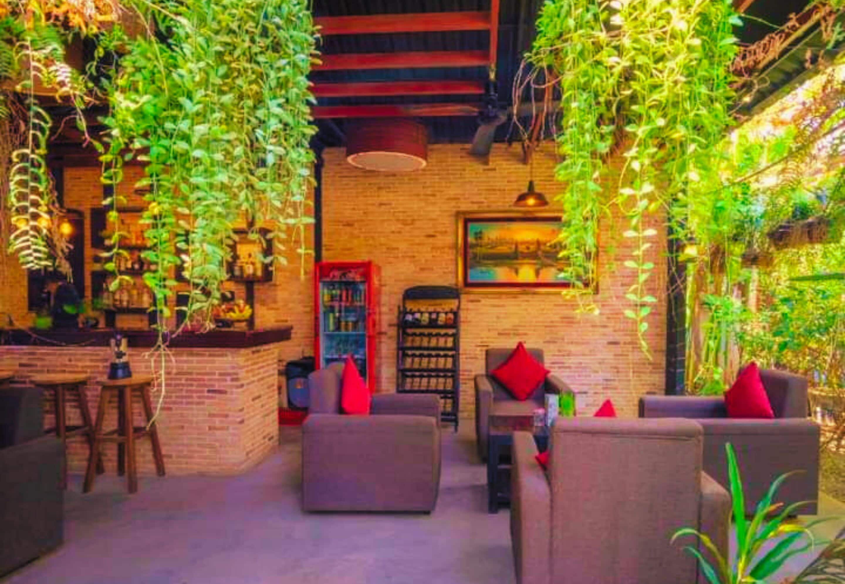 poolside views, serves breakfast, lunch and dinner