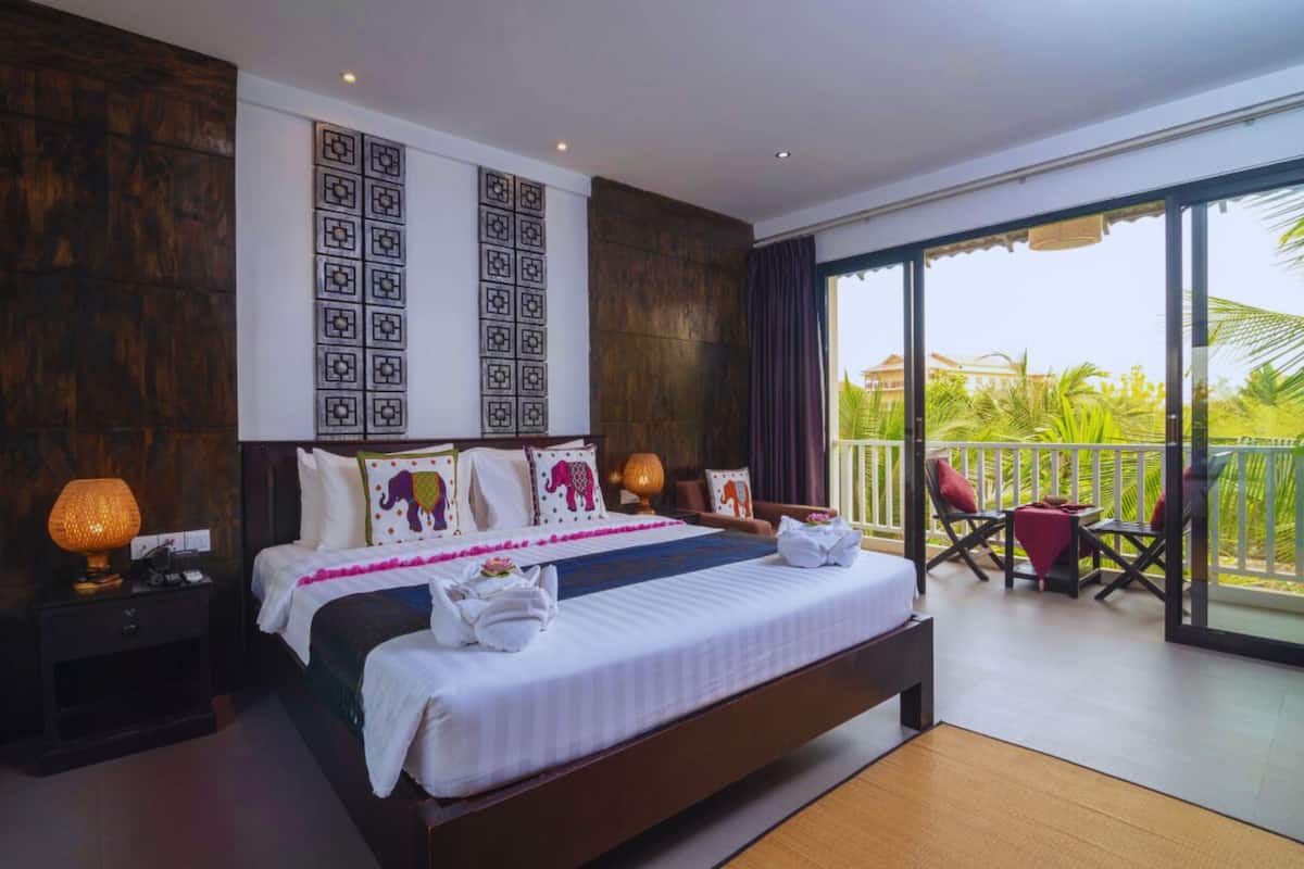 Deluxe Double Premium balcony with pool view | 1 間臥室、埃及棉床單、高級寢具、羽絨被