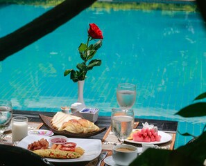 朝食 (ビュッフェ)、毎日提供 (1 名様 8 USD)