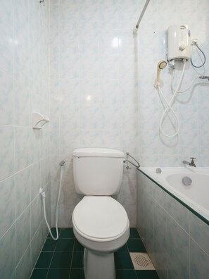 Douche, douche à « effet pluie », articles de toilette gratuits, bidet