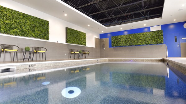 Indoor pool - Holiday Inn Express & Suites Vaudreuil by IHG (Vaudreuil)