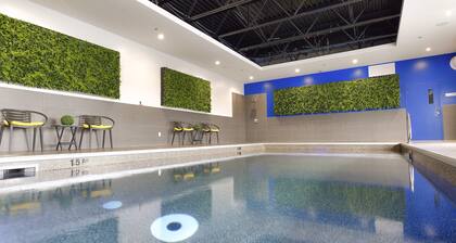 Holiday Inn Express & Suites Vaudreuil by IHG