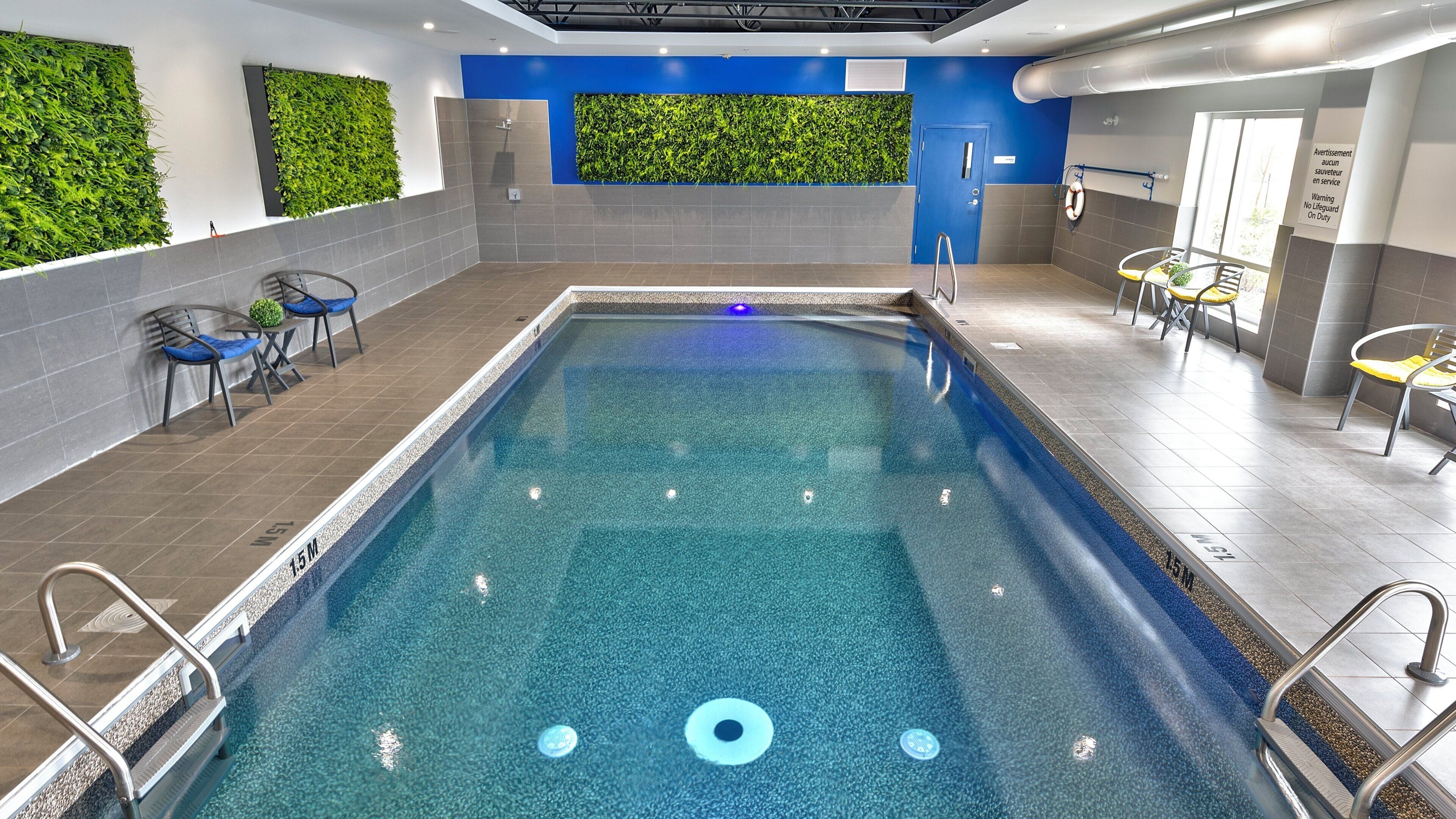Una piscina cubierta