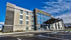 Exterior - Holiday Inn Express & Suites Vaudreuil by IHG (Vaudreuil)