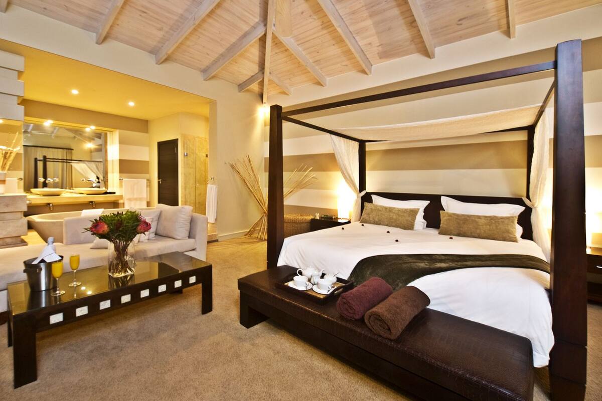 Suite | Minibar, in-room safe, desk, iron/ironing board