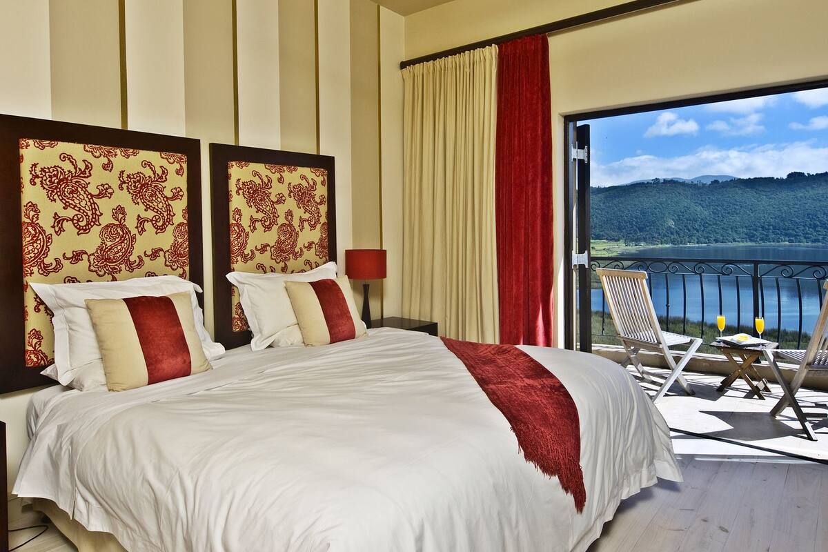 Deluxe Double Room | Minibar, in-room safe, desk, iron/ironing board
