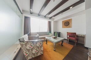 Suite junior | Zona de estar | Una televisión de pantalla plana