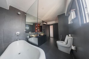 Executive Suite, 1 Bedroom, Balcony, Courtyard View | Bathroom | Shower, free toiletries, bathrobes, slippers