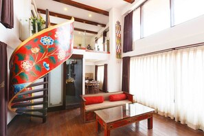 Suite ejecutiva, 1 habitación, balcón, vistas al patio | Zona de estar | Una televisión de pantalla plana