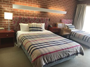 双床房 | 客房内保险箱、办公桌、遮光窗帘、熨斗/熨衣板