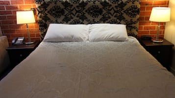 Standard Queen Room | In-room safe, desk, blackout drapes, iron/ironing board