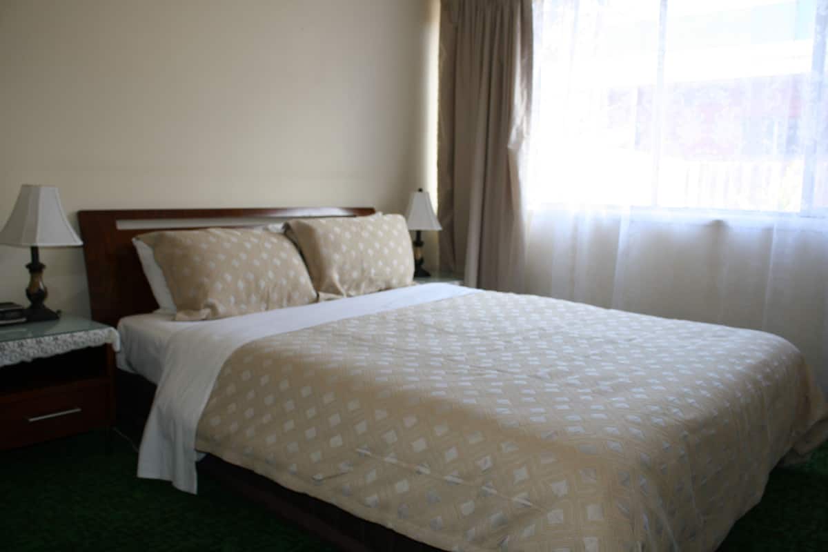 Appartement, 1 queensize bed | Een kluis op de kamer, een bureau, verduisterende gordijnen