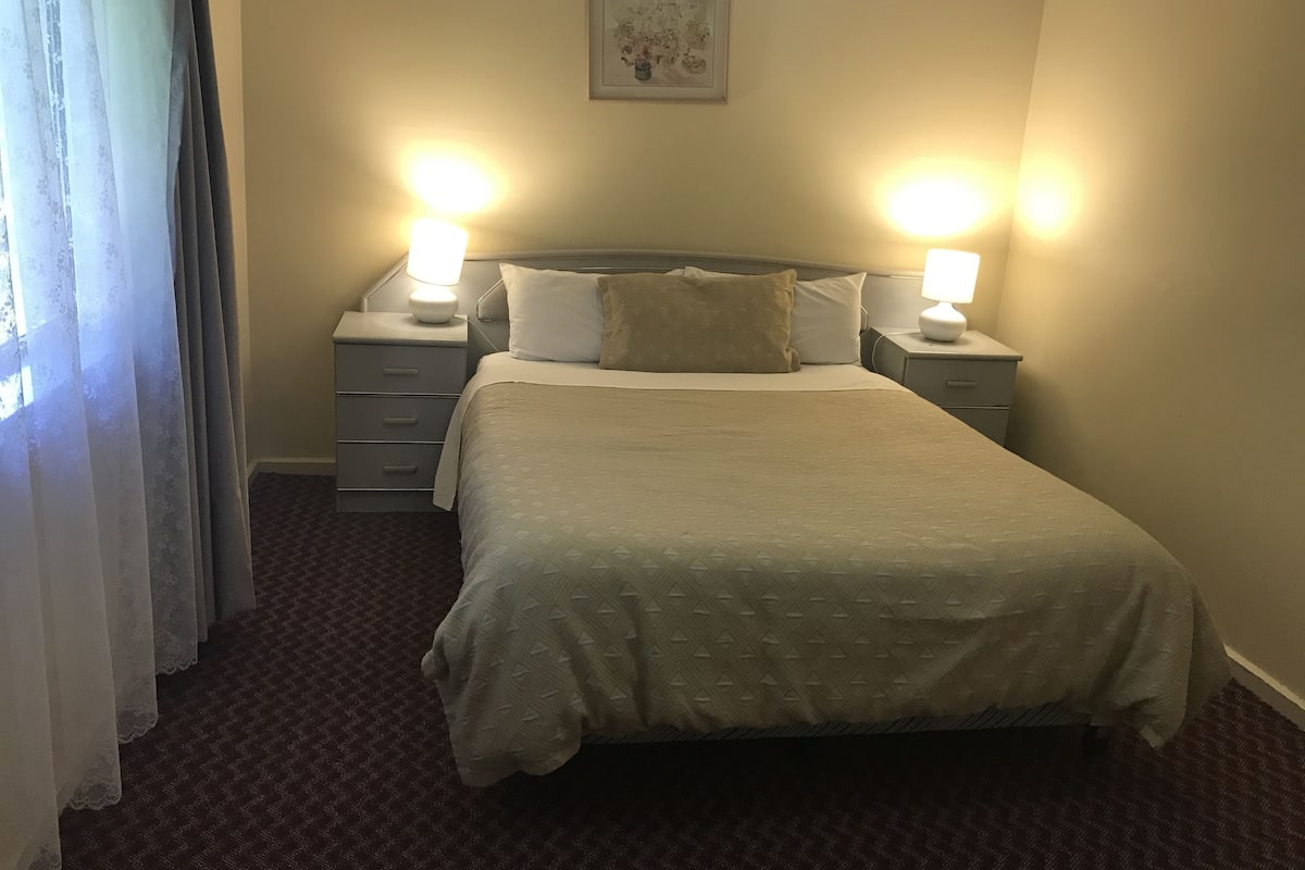Appartement, 2 eenpersoonsbedden | Een kluis op de kamer, een bureau, verduisterende gordijnen