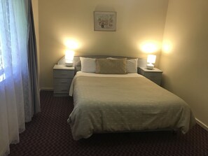 Apartamento, 2 camas individuales | Caja fuerte, escritorio, cortinas opacas y tabla de planchar con plancha