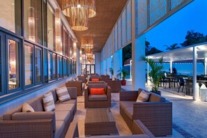 Aamiainen, lounas ja illallinen; paikallinen keittiö