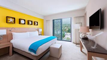 Executive Room, 1 King Bed | 1 bedroom, in-room safe, desk, iron/ironing board