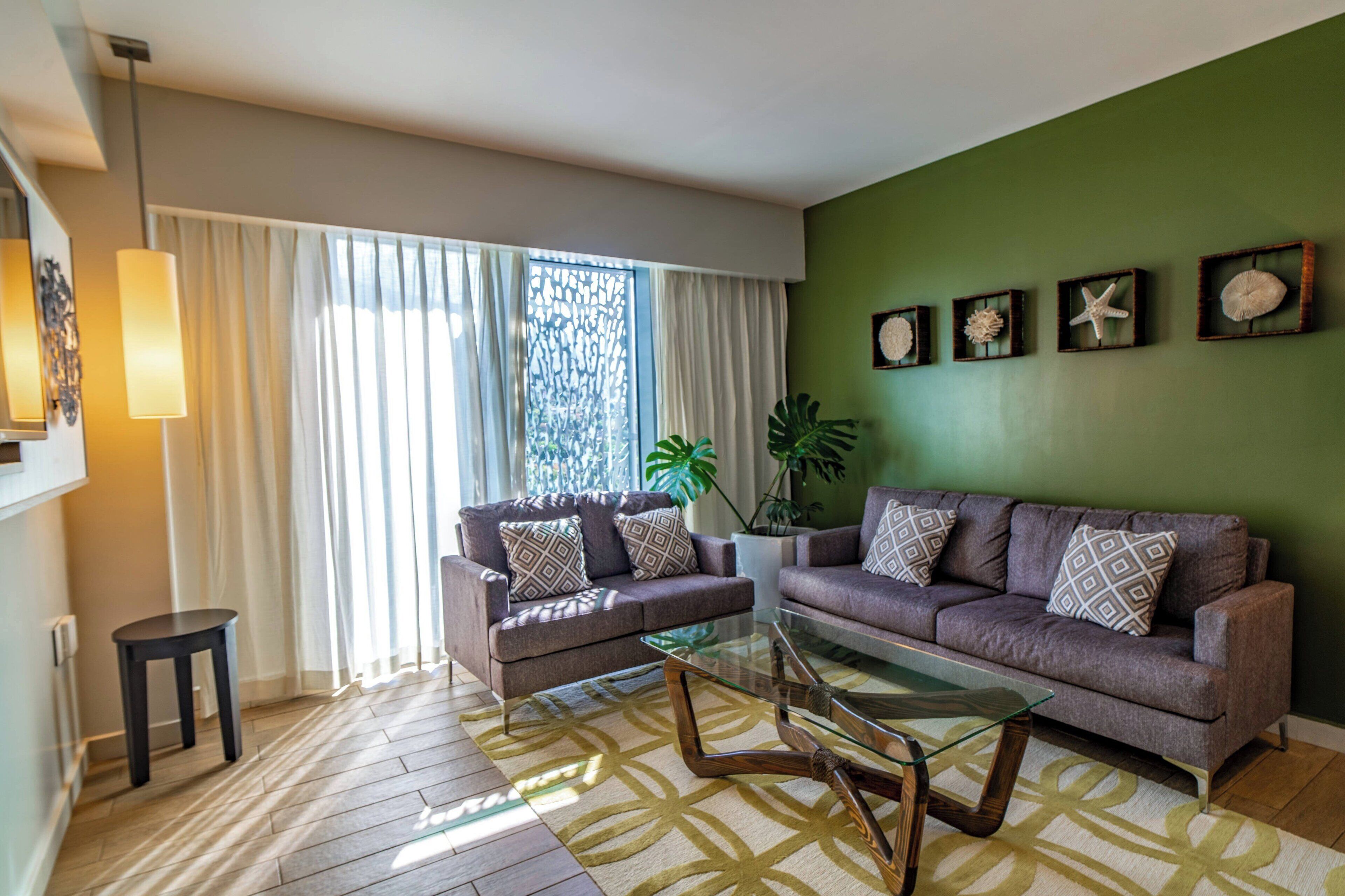 executive room, 1 king bed, non smoking | living area | 32-inch tv with cable channels