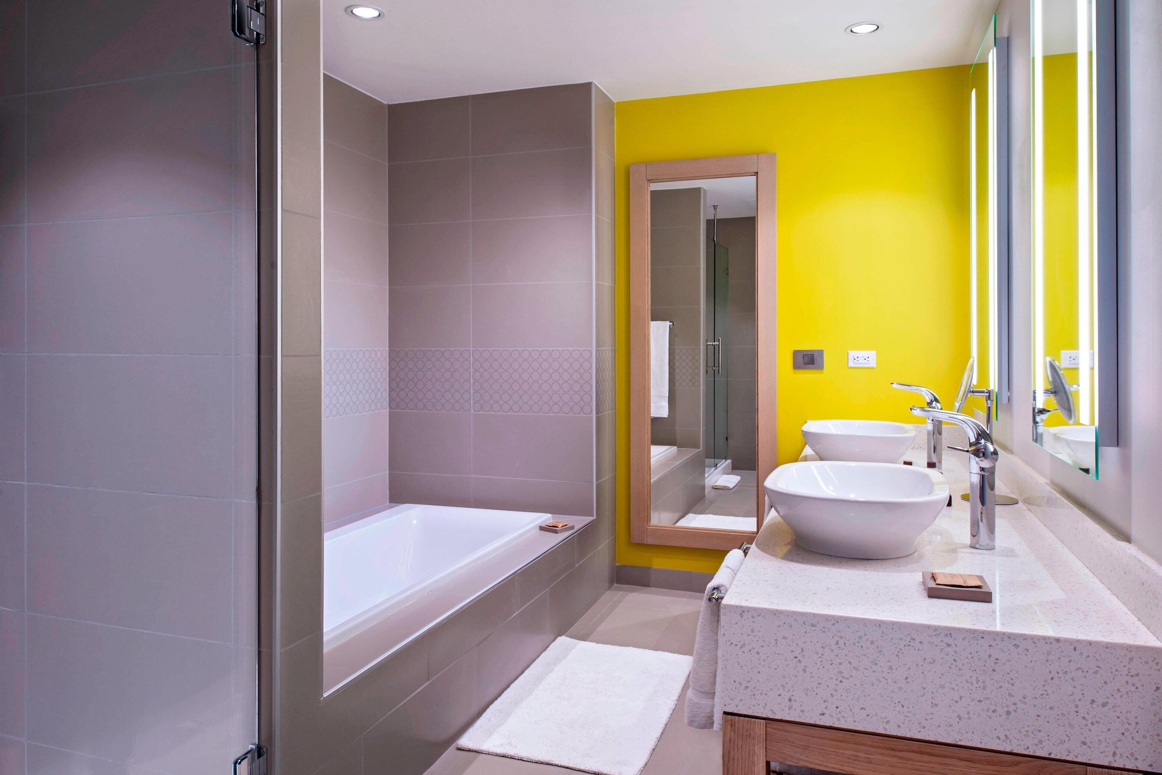 executive room, 1 king bed, non smoking | bathroom | combined shower/bathtub, free toiletries, hair dryer, towels