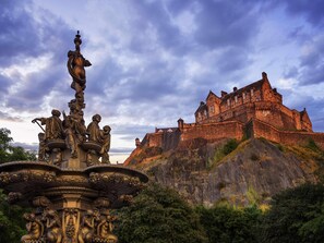 A historic building with a prominent statue in the foreground. - Mercure Edinburgh Haymarket (Edinburgh)