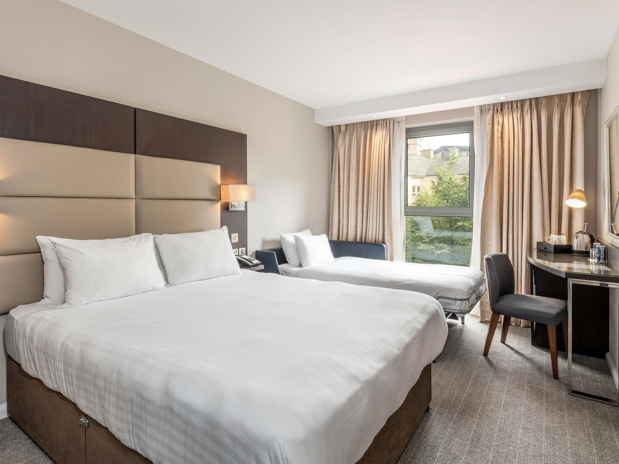 Comfort kamer, 1 tweepersoonsbed met slaapbank | Een kluis op de kamer, een bureau, geluiddichte muren