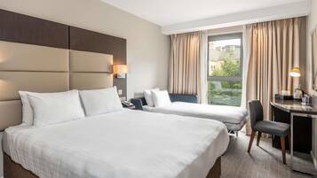 Comfort Room, 1 Double Bed with Sofa bed | In-room safe, desk, soundproofing, iron/ironing board