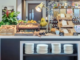 Se ofrece un desayuno completo todos los días (por un coste adicional)