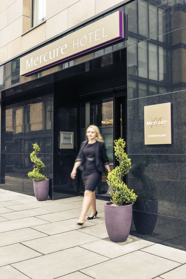 Property entrance - Mercure Edinburgh Haymarket (Edinburgh)