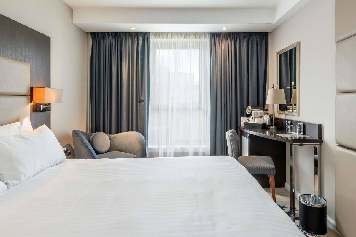 Privilege, Superior Room, 1 Double Bed | In-room safe, desk, soundproofing, iron/ironing board