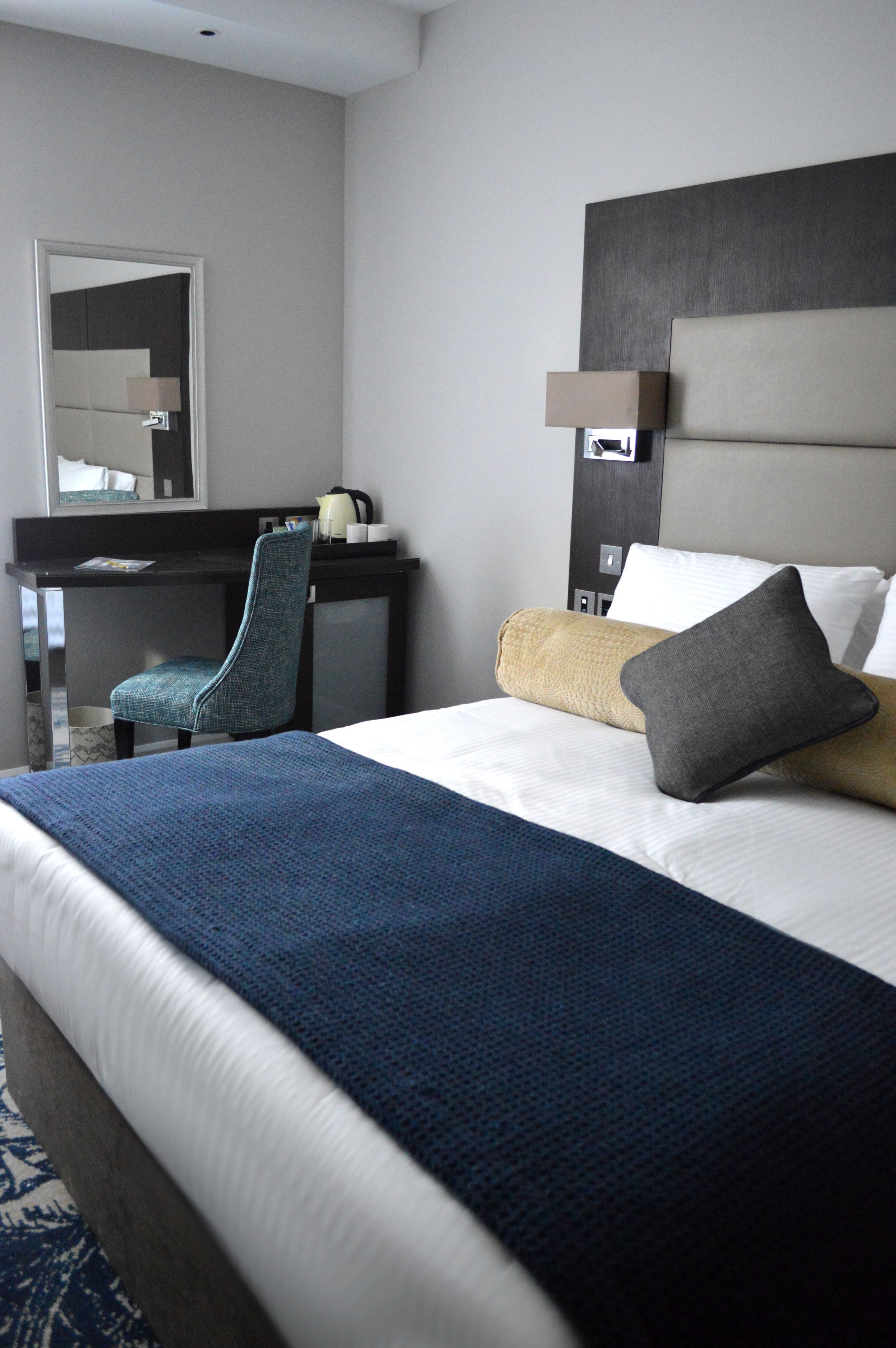 comfort room, 1 double bed | in-room safe, desk, soundproofing, iron/ironing board