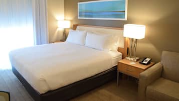 Meja kerja, ruang kerja ramah laptop, dan tirai kedap cahaya