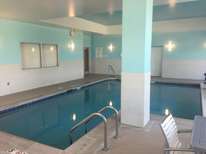 Indoor pool, pool umbrellas, sun loungers - Holiday Inn Cincinnati N - West Chester by IHG (West Chester)