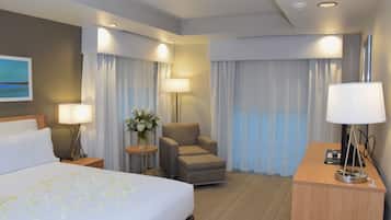 Suite, 1 soverom, tilgjengelighetstilpasset (Mobility Tub) | Skrivebord, skrivebord for bærbar PC og blendingsgardiner