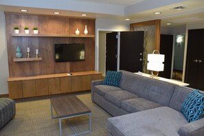 Desk, laptop workspace, blackout drapes, iron/ironing board - Holiday Inn Cincinnati N - West Chester by IHG (West Chester)