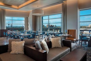 供应早餐、午餐和晚餐，美洲菜