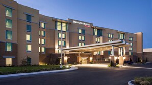 A modern hotel with a covered entrance, multiple floors, and a well-lit facade. - SpringHill Suites by Marriott Kennewick Tri-Cities (Kennewick)